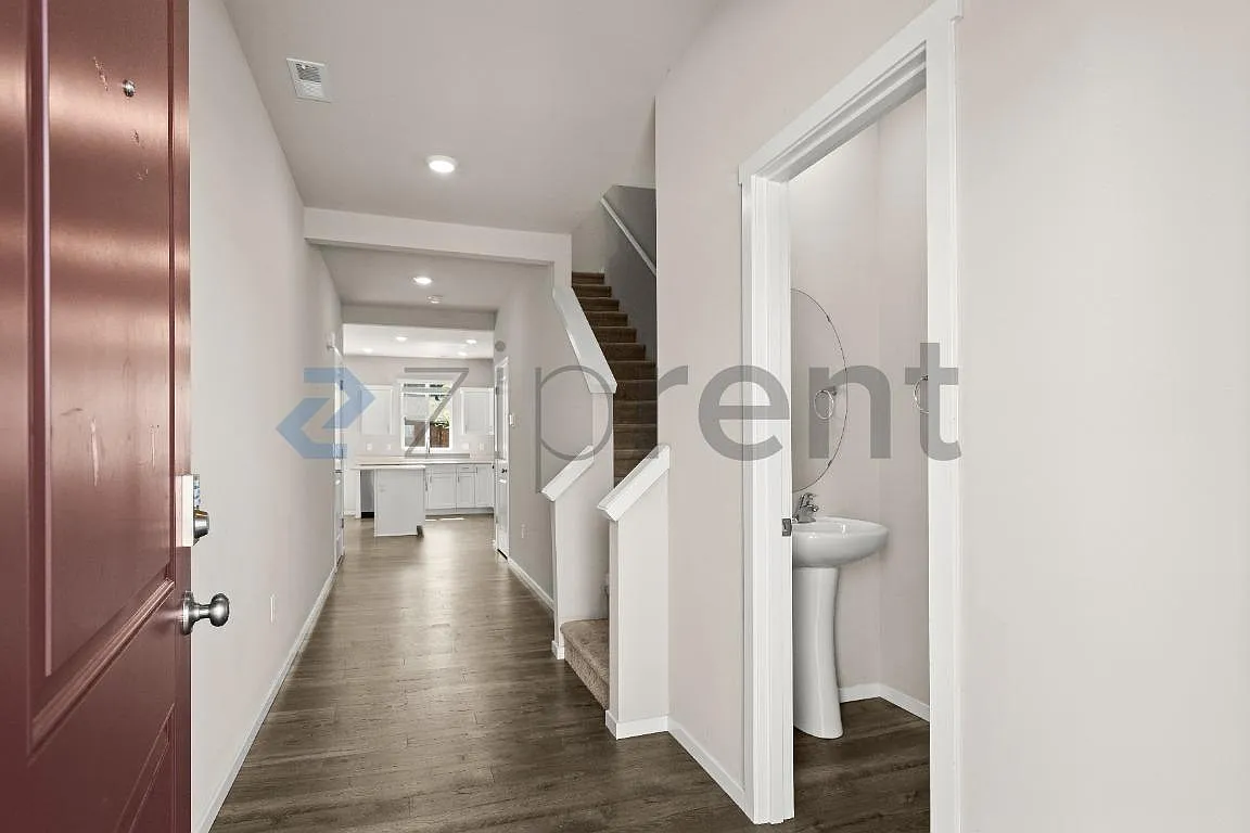 4 bed, 2.5 bath, 1742 sqft, $3,300 — Photo 2