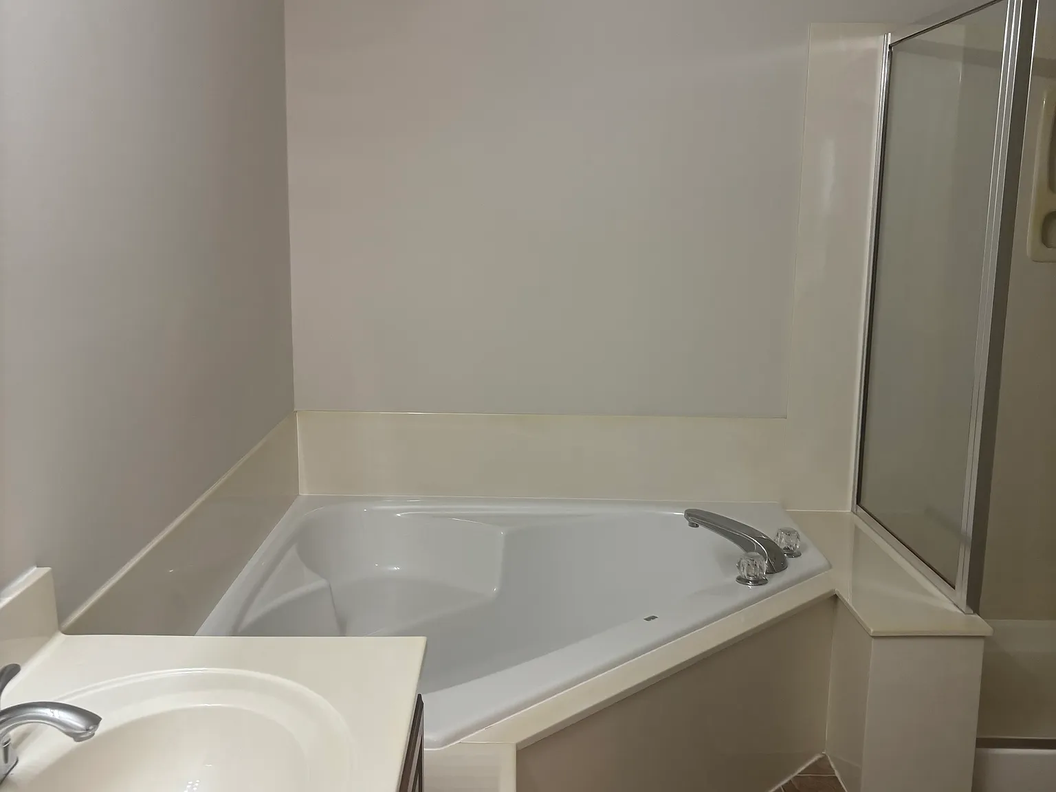 4 bed, 2.5 bath, 1976 sqft, $2,500 — Photo 3