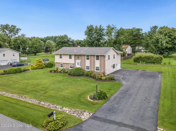 3 Chateau Drive, Halfmoon, NY 12065