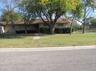 102 Massanet St, Port Lavaca, TX 77979