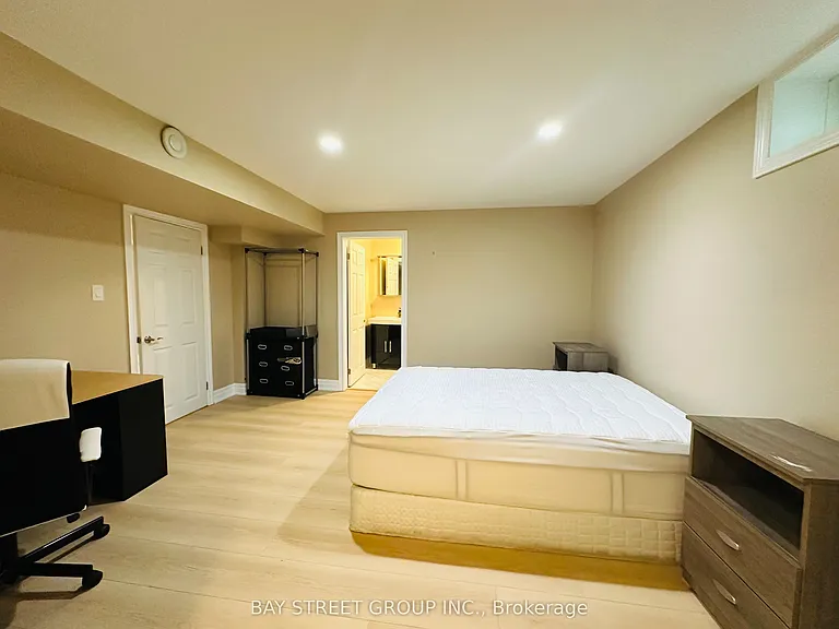118 Fairglen Ave — Photo 24