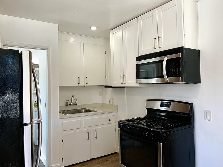 411 G St #A — Photo 8