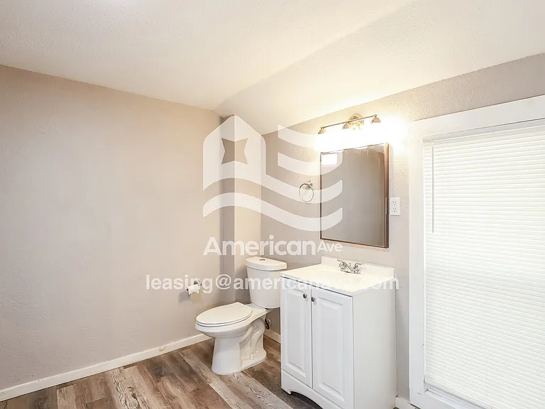 1090687_009_main_bathroom_10.jpg