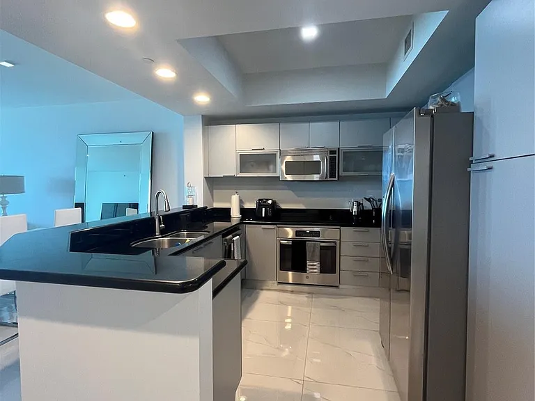 2650 Lake Shore Dr #803 — Photo 15
