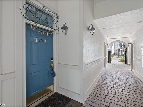 3rd image of 214 Kensington Ln