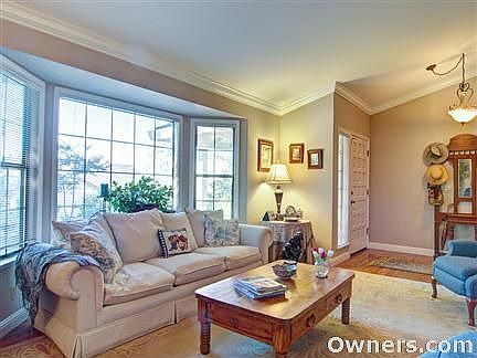 4th image of 4633 Adelaide Pl
