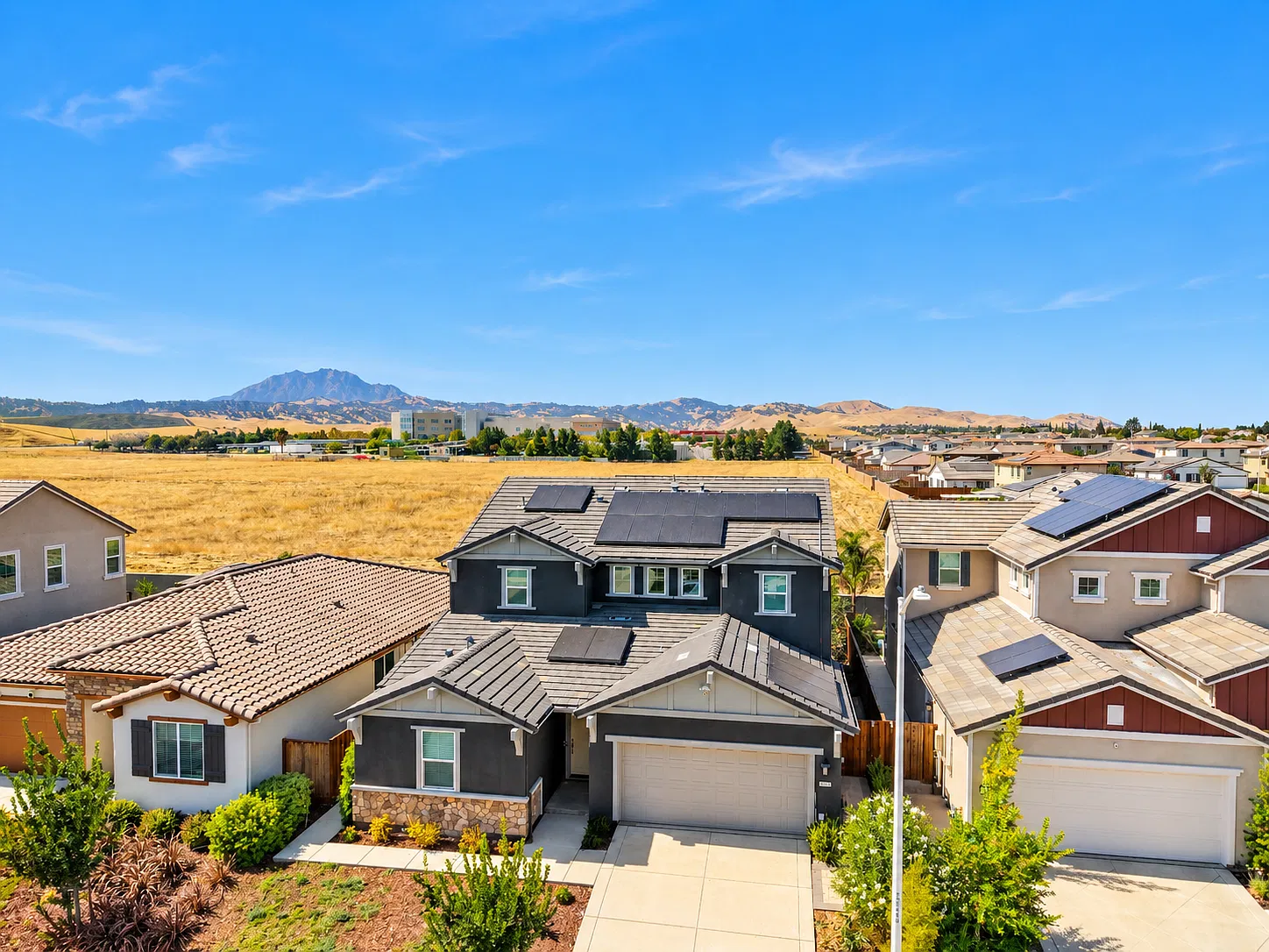 3 bed, 2.5 bath, 2500 sqft, $3,600 — Photo 4