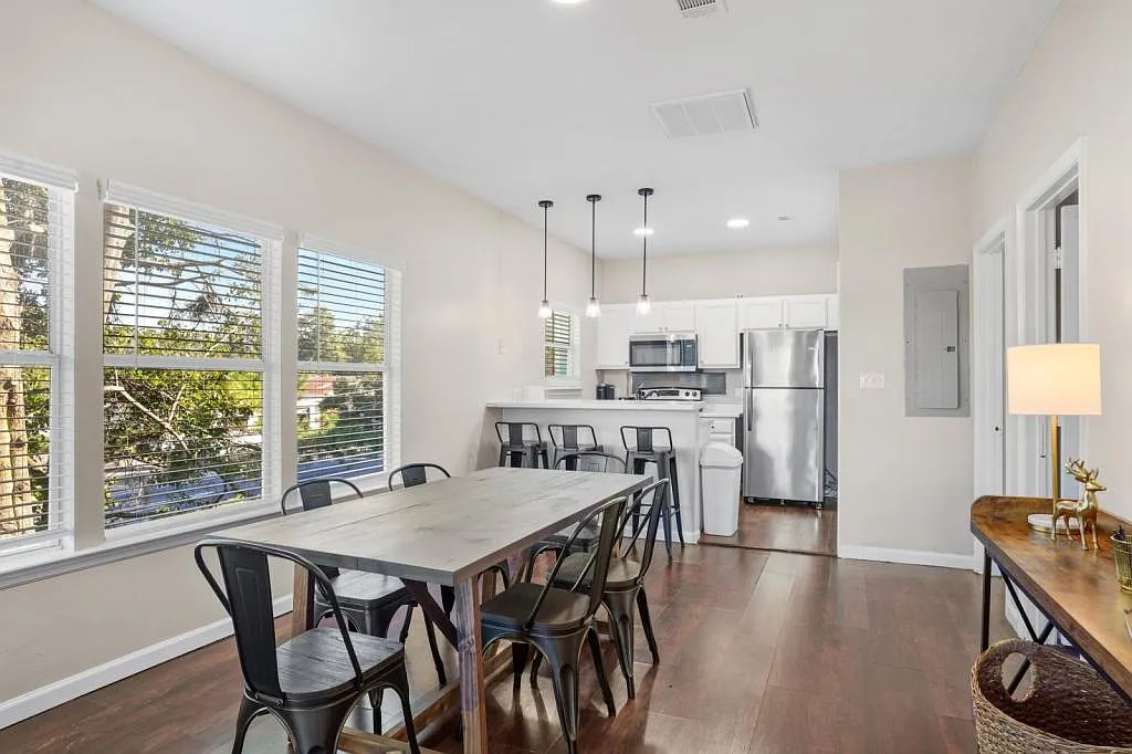 1516 S Adams St , Unit 1 — Photo 2