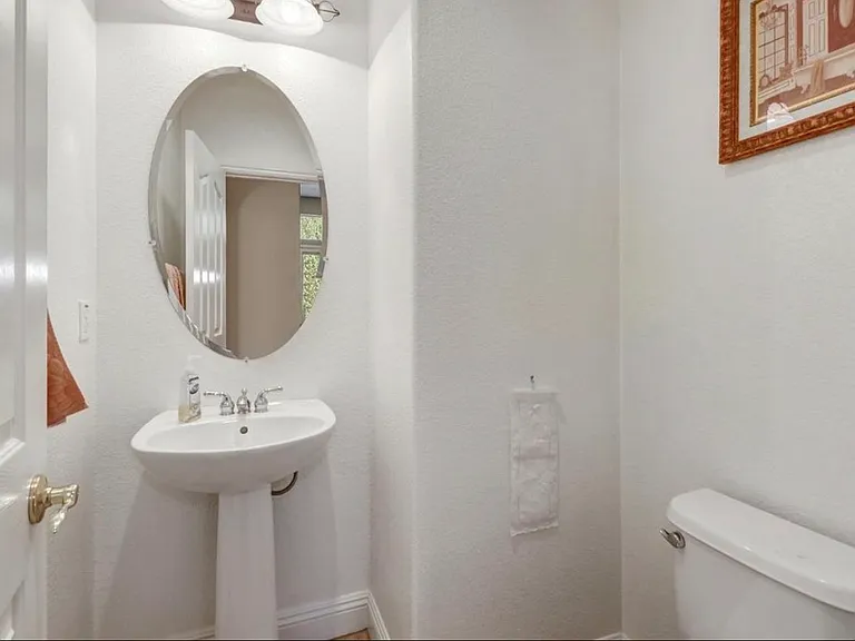1/2 Bathroom