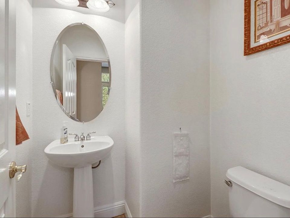 1/2 Bathroom