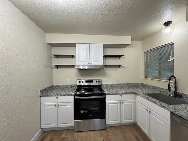 1041 West 9th Street - B — Photo 3