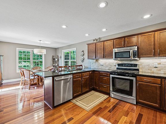 4th image of 57257 Garnet Ln