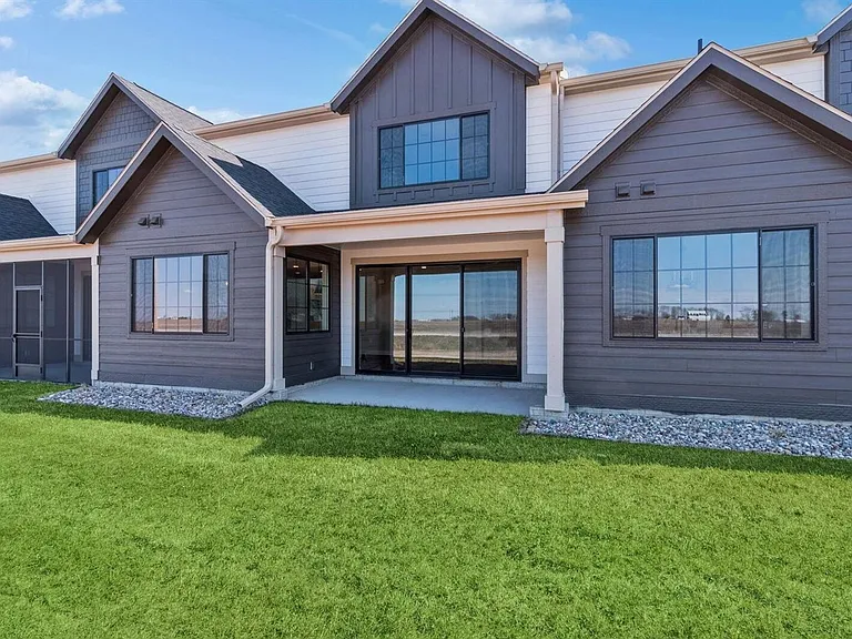 2103 Lacey Dr — Photo 2
