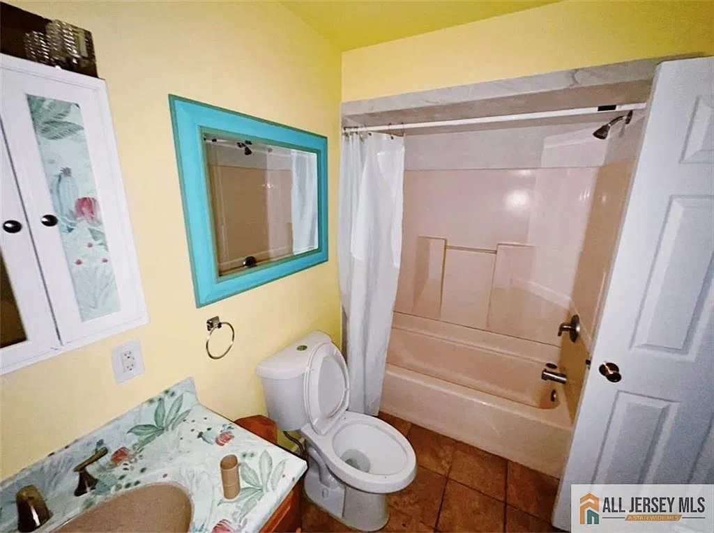 3 bed, 1.5 bath, 6390 sqft, $3,200 — Photo 2
