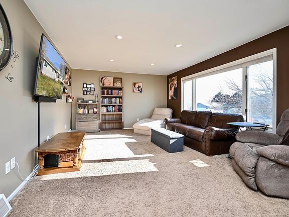 5th image of 87 Chapel Dr