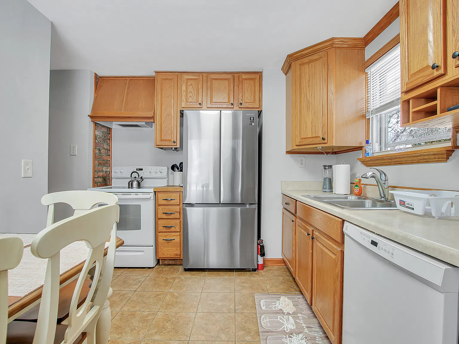3 bed, 832 sqft, $2,000 — Photo 2
