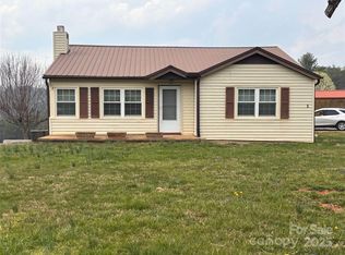 8 Sunshine Ridge Dr, Leicester, NC 28748