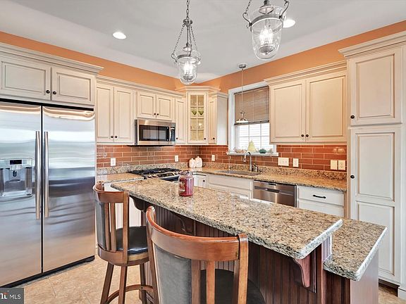 4th image of 406 Leland Way