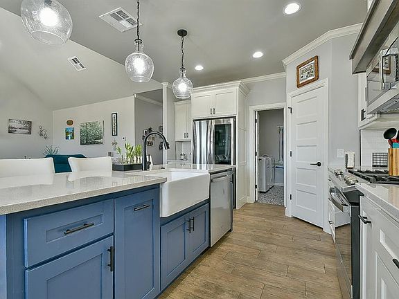 4th image of 10820 NW 27th St