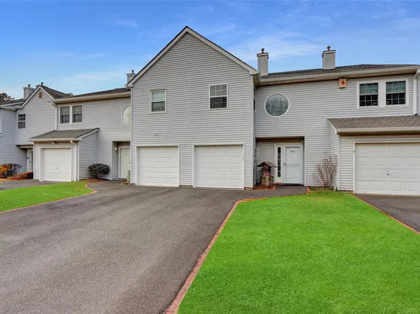 906 Sara Circle, Port Jefferson Station, NY 11776