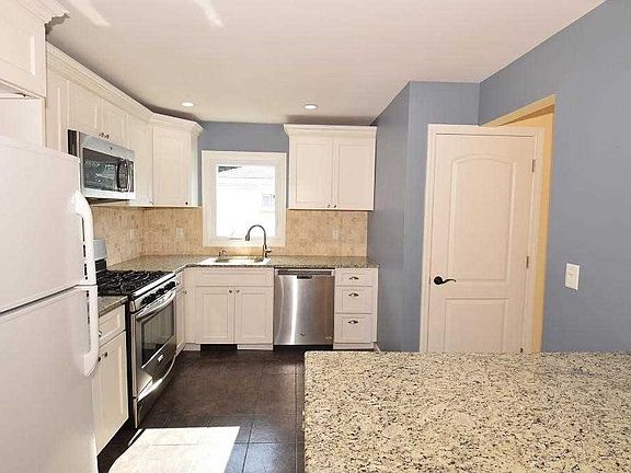 5th image of 104 Louis St