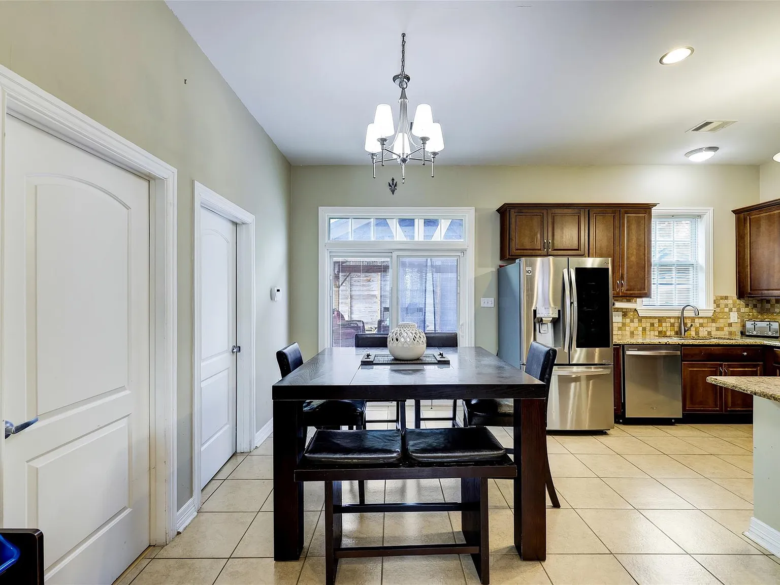 3 bed, 2.0 bath, 1650 sqft, $3,500 — Photo 4