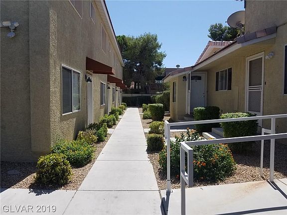 3rd image of 6761 Holmby Ave APT B3