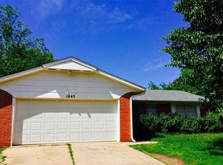 1045 NW 24th St, Moore, OK 73160