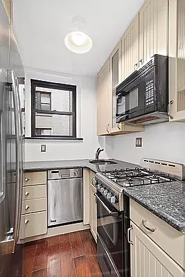 4th image of 135 W 58th St APT 6C