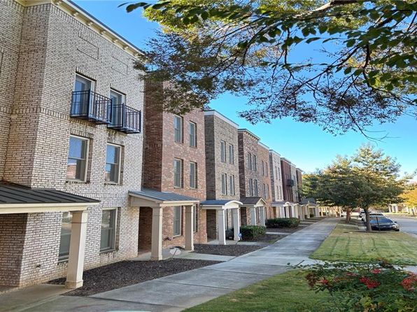 772 Liberty Commons Dr NW