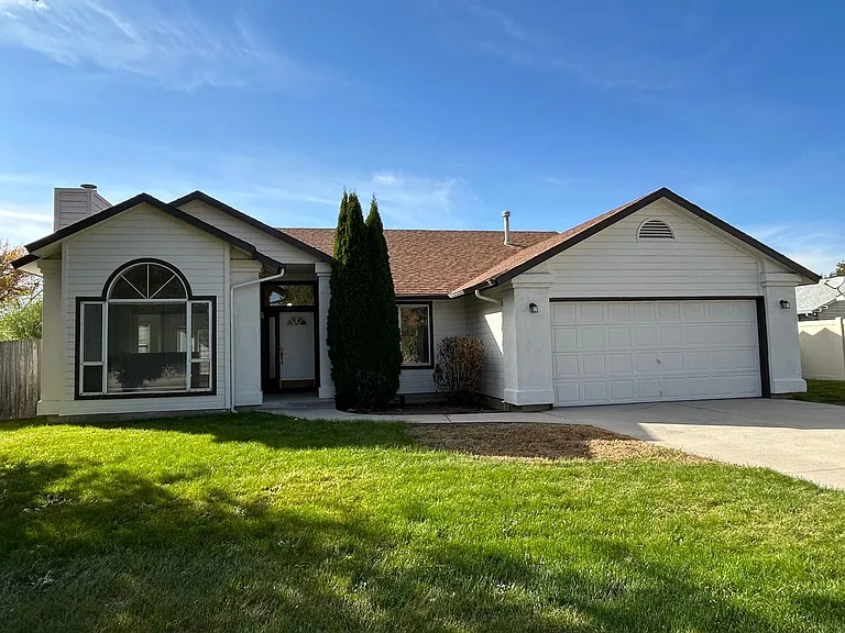 411 N Edgewood Ln — Photo 1