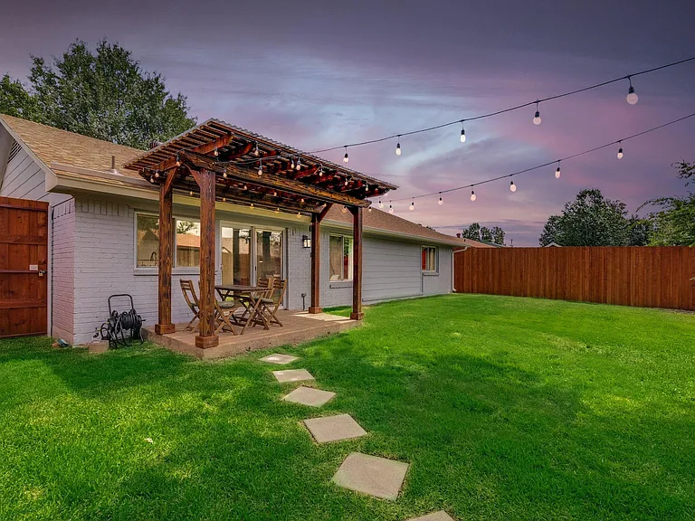 2412 Pebblebrook Trl — Photo 32