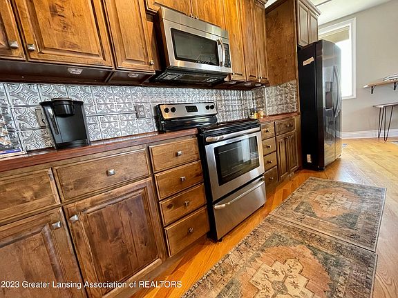 4th image of 109 E Grand River Ave APT 4
