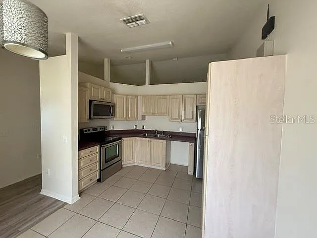 1157 Normandy Dr — Photo 5