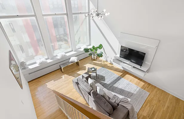 Sold by SR8 REALTY LLC | media 8