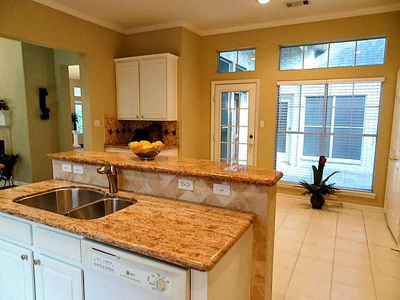 5th image of 10114 Crescent Bluff Ln