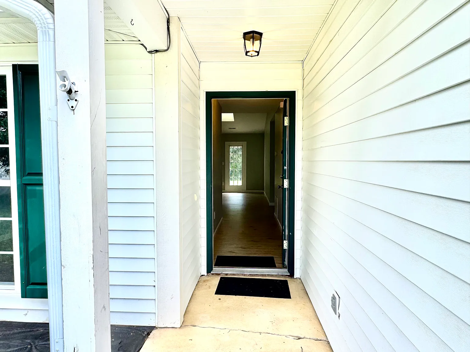 3 bed, 1330 sqft, $2,400 — Photo 3