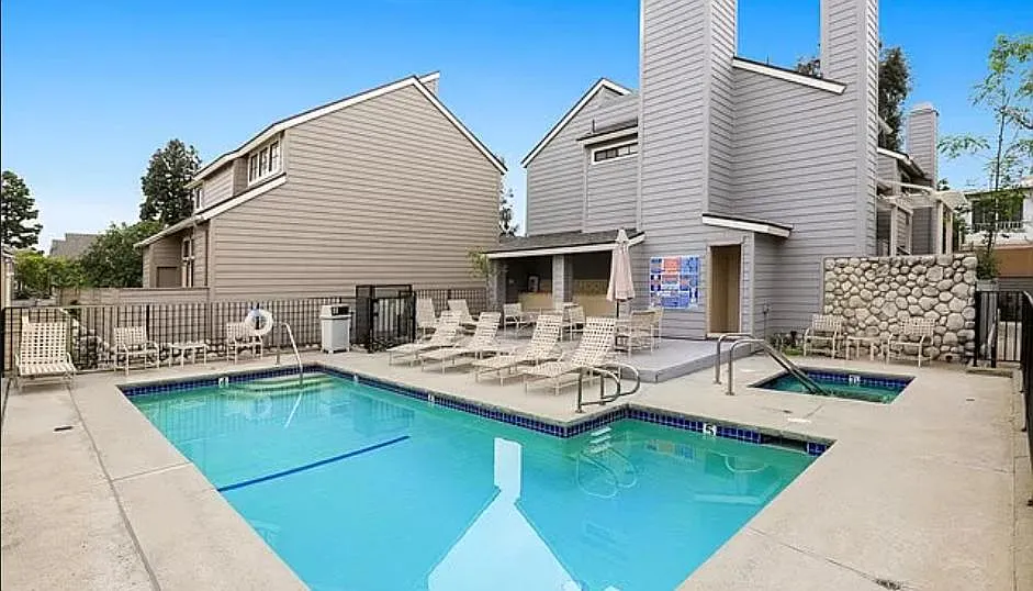2 bed, 2.5 bath, 1041 sqft, $3,950 — Photo 2