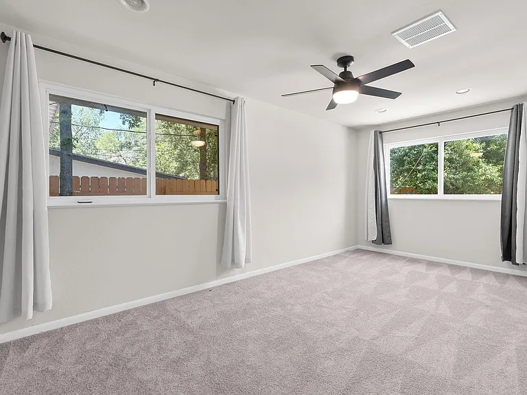 501 Arbor Ln — Photo 11