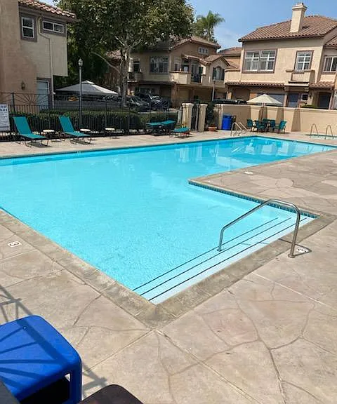 Sparkling Pool! Jacuzzi is after end of pool.