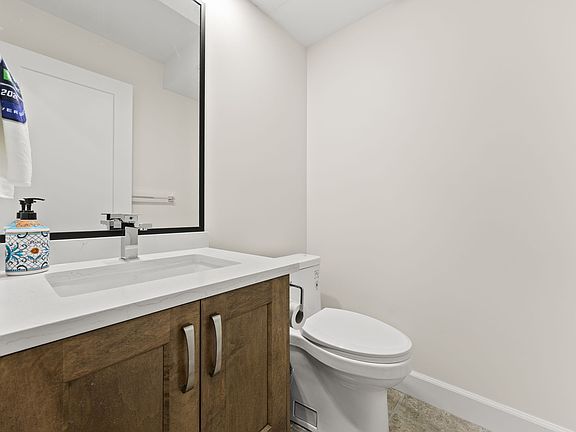 4th image of 953 Jarvis St