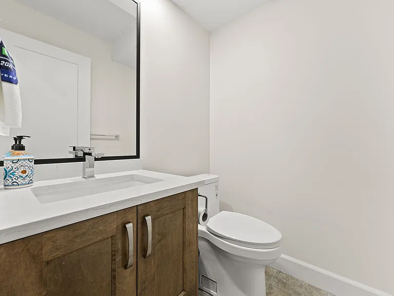 953 Jarvis St — Photo 4