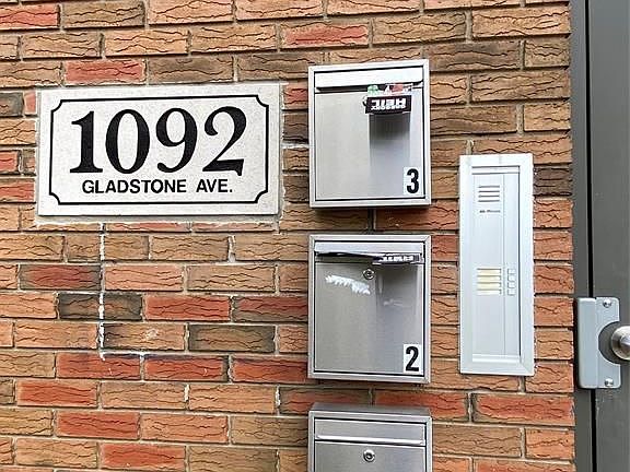 4th image of 1092 Gladstone Ave