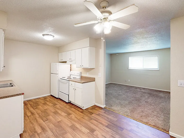 Skyline Apartments — Photo 30