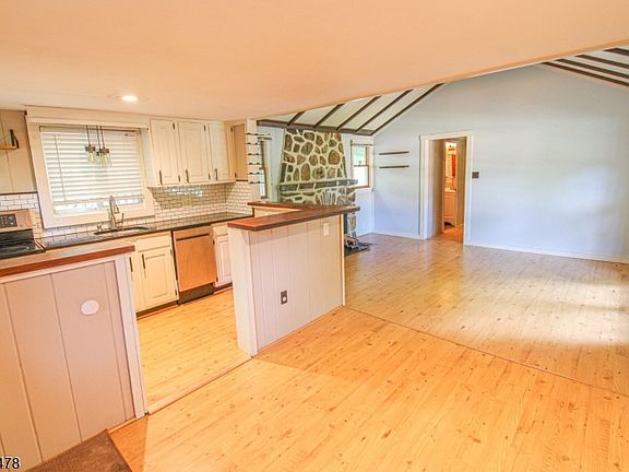 5th image of 171 Glenside Trl