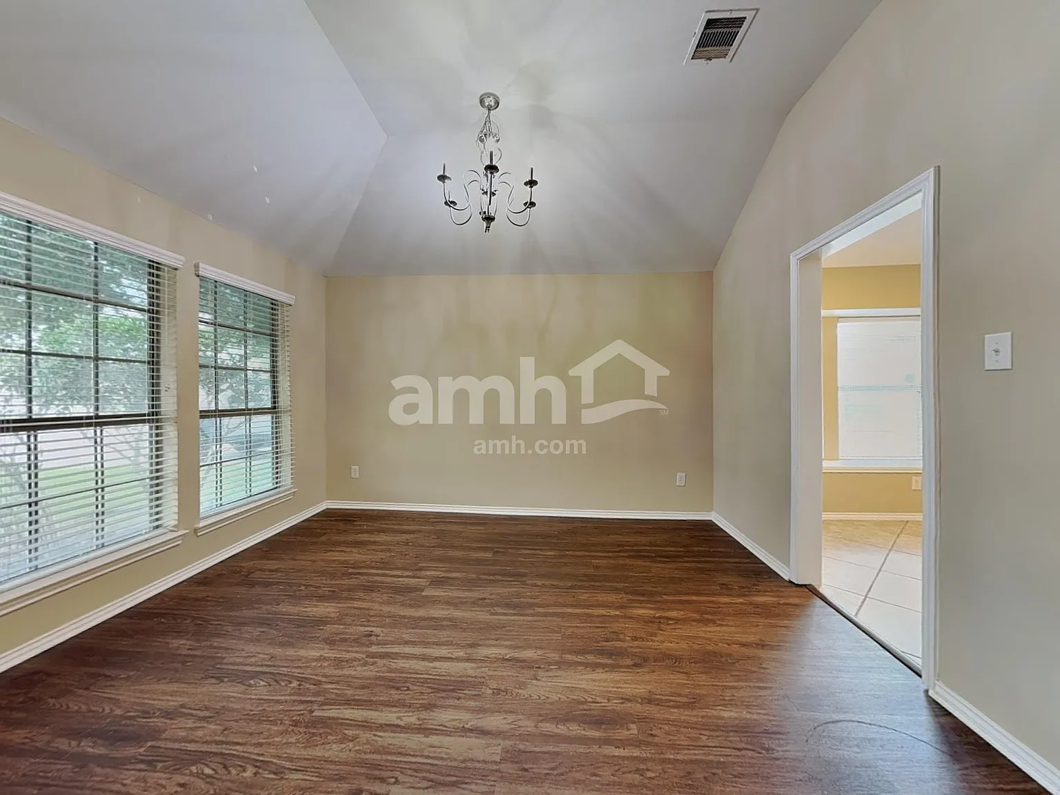 4 bed, 2.0 bath, 2204 sqft, $2,265 — Photo 4
