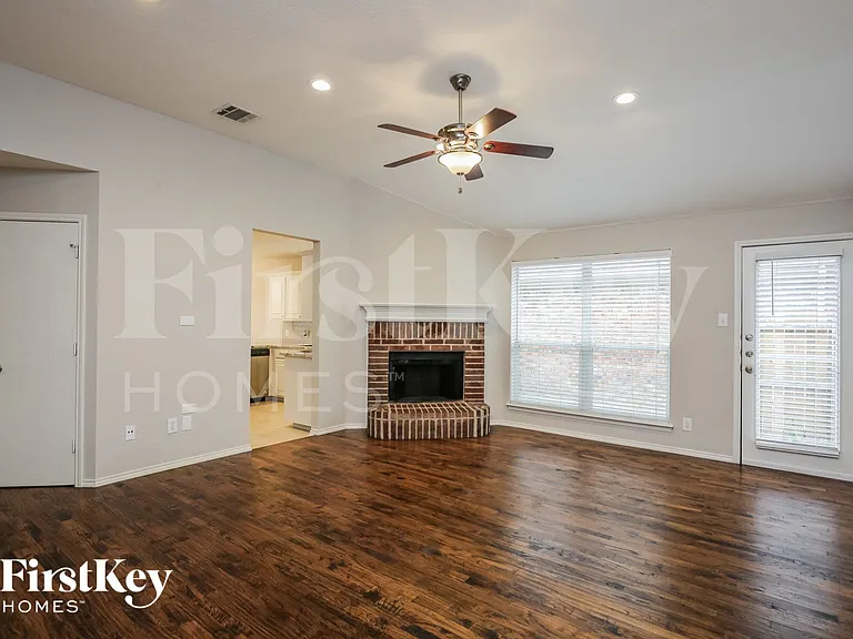 10901 Braemoor Dr — Photo 5