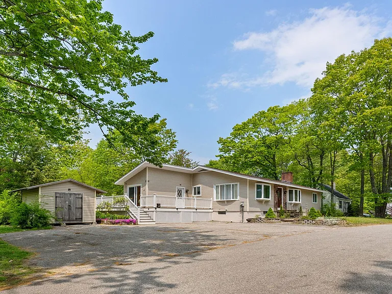 Laurene Dr — Photo 36
