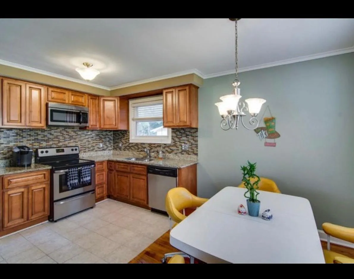 721 W Sherwood Dr — Photo 2