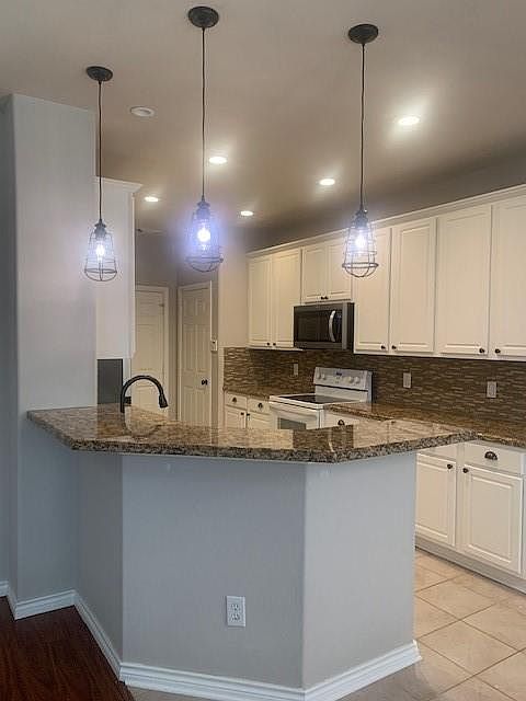1st image of 30 Peachridge Pl